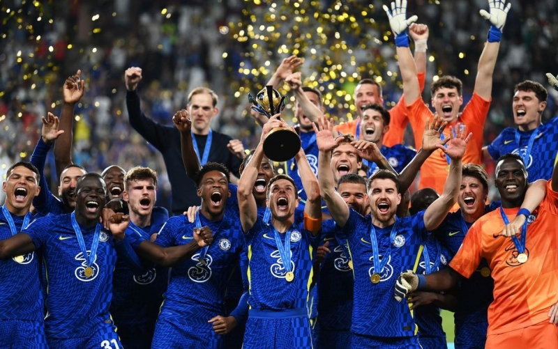 TMGM mang chiếc áo “hiếm” có đầy đủ chữ ký cầu thủ Chelsea về Việt Nam