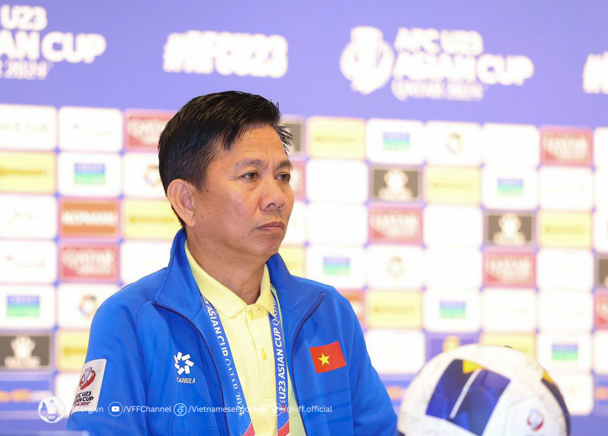 Ảnh bài viết Mạnh Hưng nhận thẻ đỏ, HLV Hoàng Anh Tuấn công khai suy nghĩ