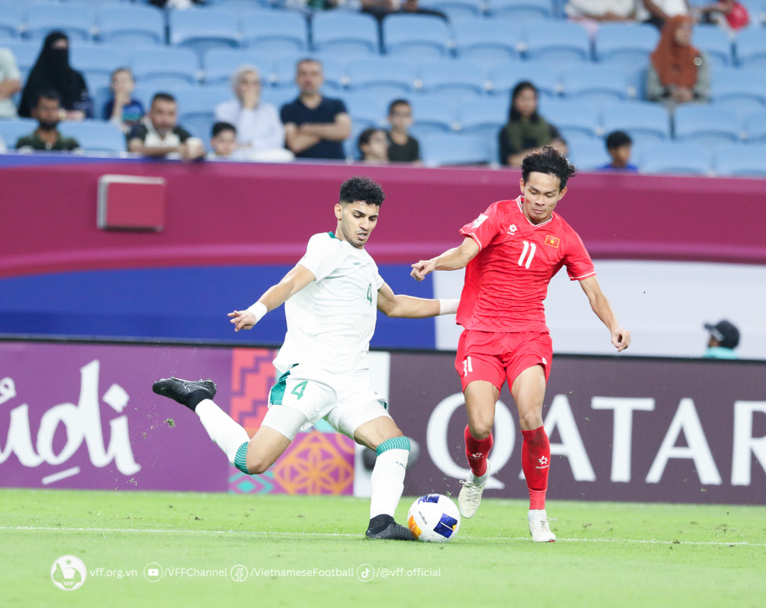 Ảnh bài viết "Cầu thủ U23 Iraq ngã xuống như kịch sĩ"