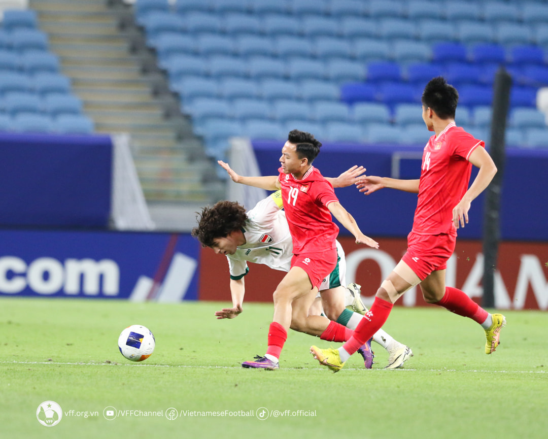 Ảnh bài viết "Cầu thủ Việt Nam đá 3-4 trận V-League rồi nghỉ 4 tuần, đi ngược với khoa học"