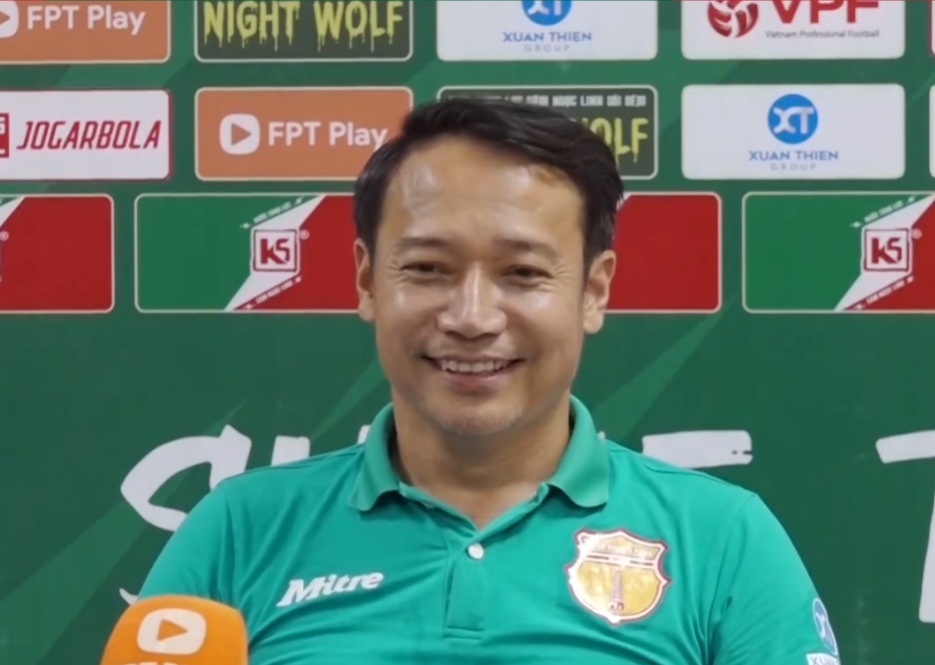 Ảnh bài viết HLV Nam Định sung sướng, Huỳnh Đức chua chát trong phòng họp báo