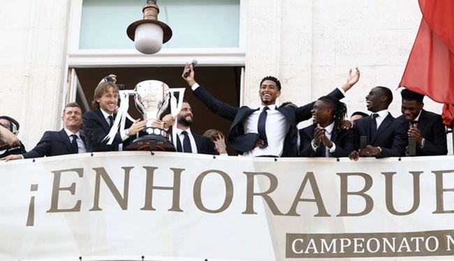 Ảnh bài viết Real khuấy động đường phố, diễu hành ăn mừng cúp La Liga