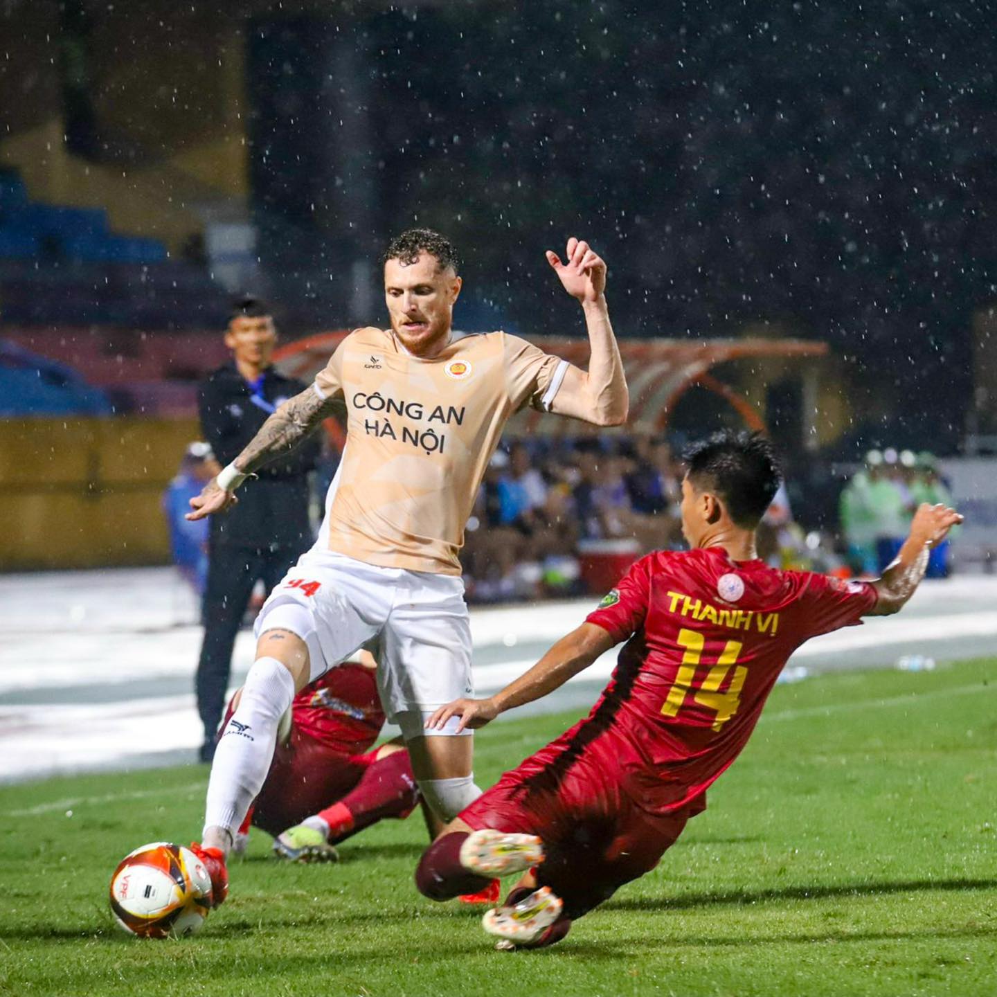 Ảnh bài viết Bị CAHN đè bẹp, HLV nêu lý do vì... trời mưa