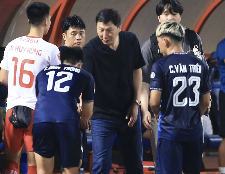 Ảnh bài viết HLV Bình Định nói thẳng khả năng Đình Trọng trở lại ĐT Việt Nam