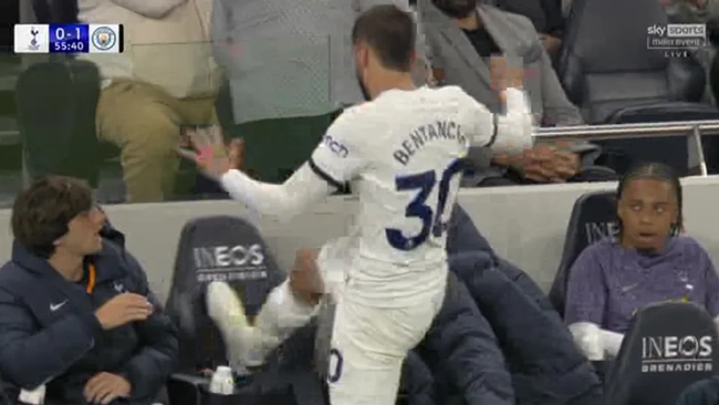 Ảnh bài viết Bốc hỏa, 2 sao Tottenham và Man City trút giận ngoài đường biên