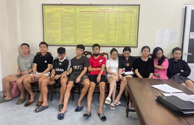 "Xã hội muôn màu mà bóng đá lại là môi trường dễ sa ngã"