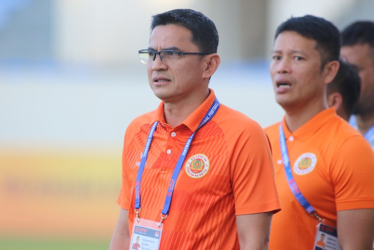 Madam Pang 'đối đầu' bầu Đức vì HLV Kiatisak?