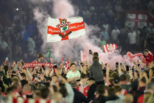 Bạo loạn trận bán kết play-off thăng hạng Premier League gây choáng