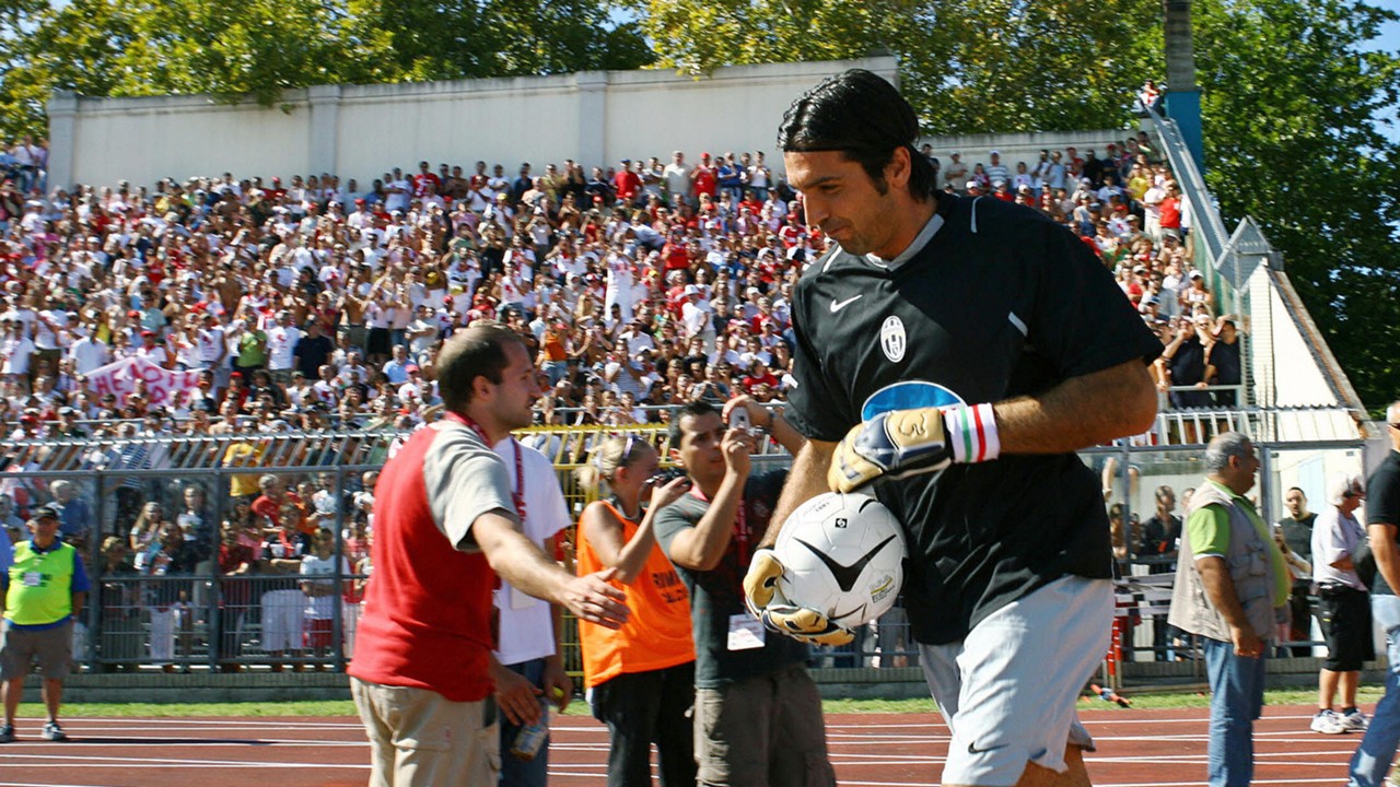 Những khoảnh khắc rực rỡ nhất của Buffon tại Juventus: Từ Serie B cho đến 9 lần giành Scudetto - Bóng Đá