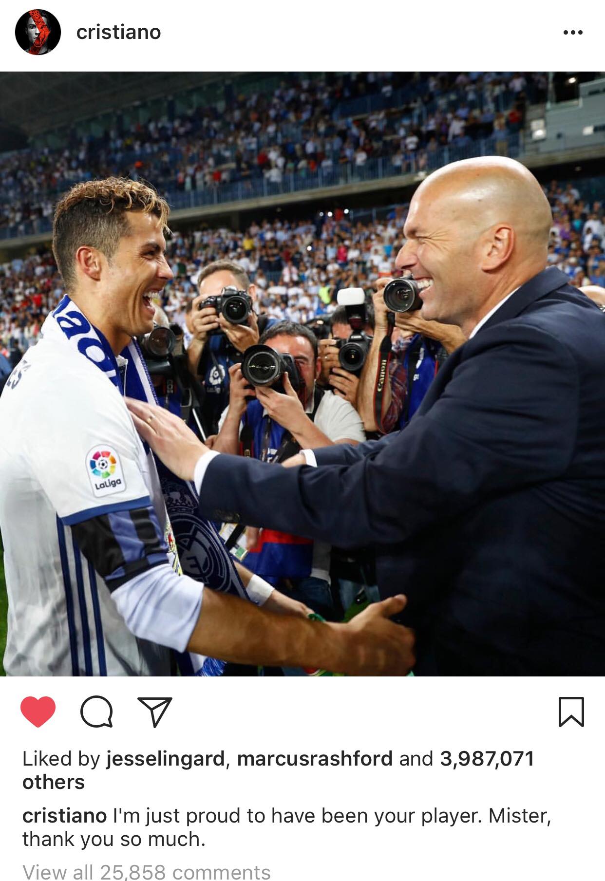 Ronaldo chỉ đăng tải duy nhất 1 dòng trên Instagram sau khi Zidane rời Real Madrid - Bóng Đá