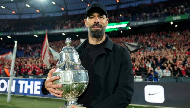 "Ruud Van Nistelrooy quan tâm đến ghế HLV trưởng Man United"