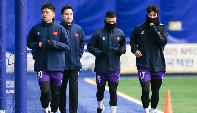 Quang Hải tập riêng tại Hàn Quốc, tuyển Việt Nam tăng cường thể lực cho AFF Cup