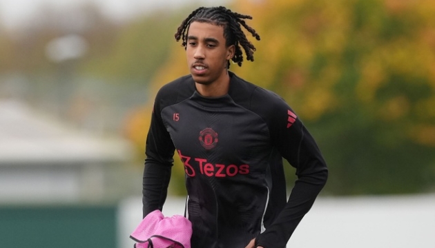 Vì sao Leny Yoro vẫn chưa ra sân cho Manchester United?