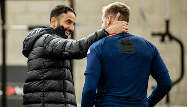 Ruben Amorim 'nô đùa' cùng Luke Shaw, CĐV M.U vừa mừng vừa lo