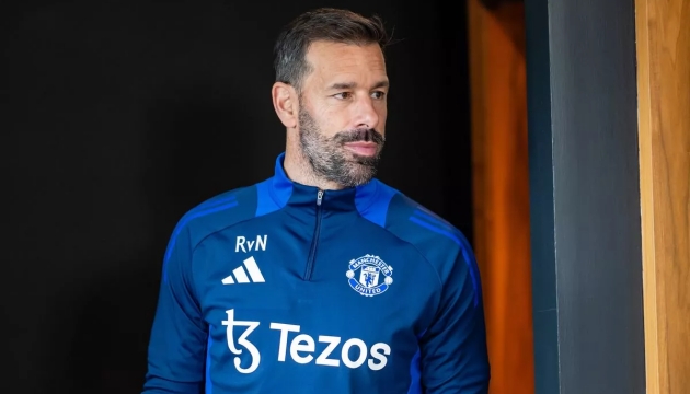 Ruben Amorim chưa đảm bảo Van Nistelrooy ở lại Man United