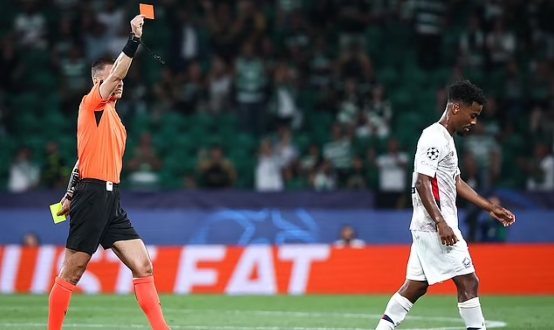 Cựu sao M.U bị đuổi khỏi sân ngày khai màn Champions League