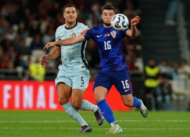 M.U lại tranh đấu thương vụ "Leny Yoro 2.0" cùng Real Madrid