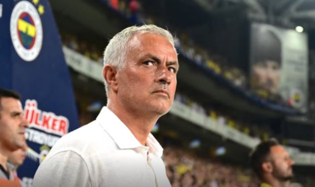 Pha đùa dai khiến Mourinho nổi nóng sau trận thua Galatasaray