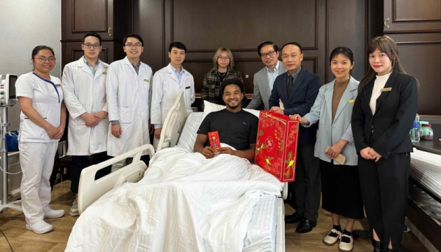 Xuân Son nhận quà từ VFF trước ngày xuất viện