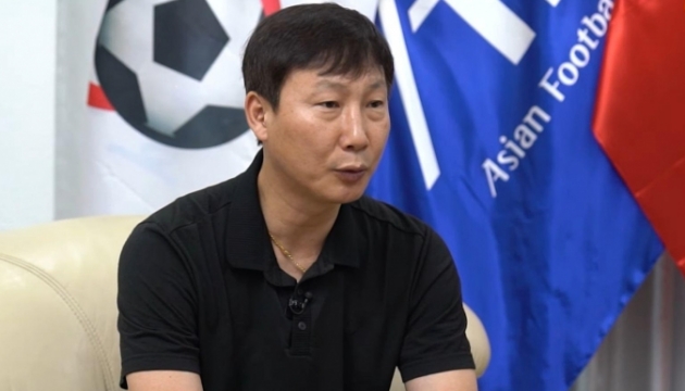 HLV Kim Sang-sik: "Cầu thủ Việt Nam thi đấu còn rất hiền"