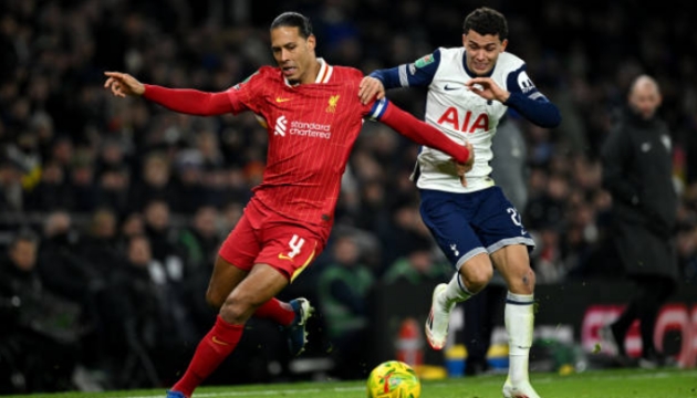Van Dijk nổi giận: 'Trọng tài và VAR sai lầm'
