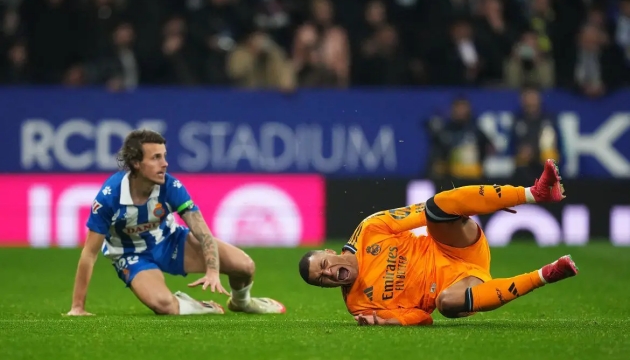 Hậu vệ Espanyol thoát thẻ đỏ sau pha triệt hạ thô bạo với Mbappé