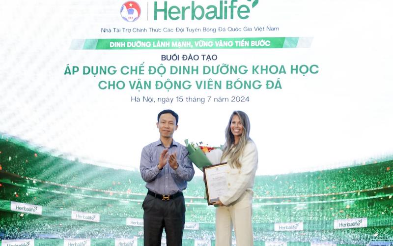 Chuyên gia dinh dưỡng của Herbalife mang kiến thức chuyên sâu tới bóng đá Việt 