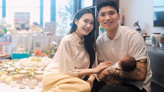 Văn Hậu bị chê ‘thờ ơ’, bà xã xinh đẹp tức tốc lên tiếng