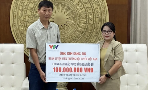 HLV Kim Sang-sik gây ấm lòng, ủng hộ 100 triệu đồng khắc phục hậu quả bão lũ