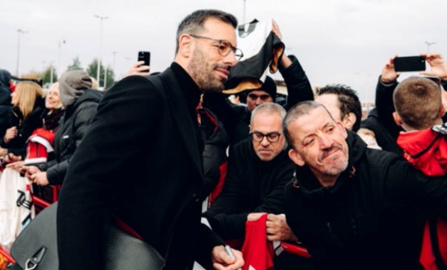 Van Nistelrooy tri ân CĐV Man United, gọi tên Ruben Amorim