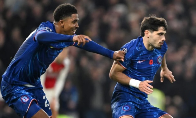 Gary Neville nhận xét phẩm chất còn thiếu nơi Pedro Neto