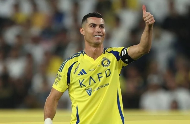 Chị gái Ronaldo yêu cầu phóng viên xóa bài đăng về em trai