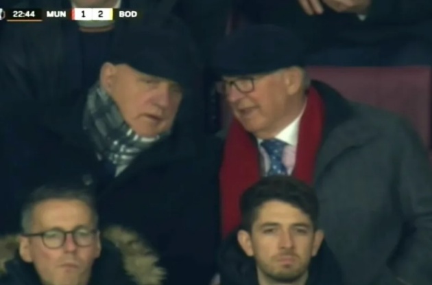 CĐV Man United kinh ngạc trước người ngồi cạnh Sir Alex Ferguson