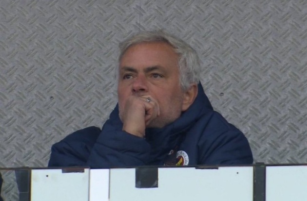 Mourinho bị công kích sau trận thua sốc của Fenerbahce