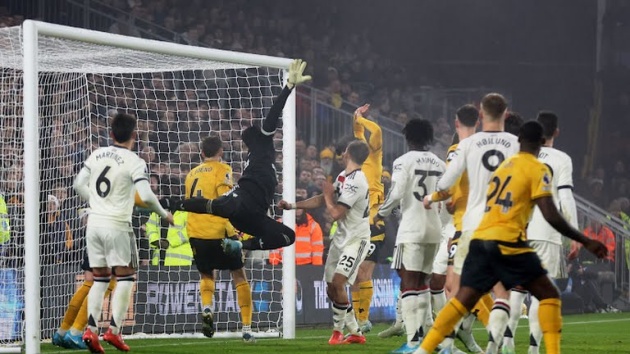 Onana hóa 'thảm họa' trong khung gỗ Man United