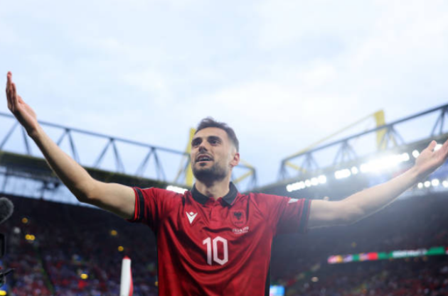 Xé lưới Italia, ngôi sao Albania lập thành tích vô tiền khoáng hậu