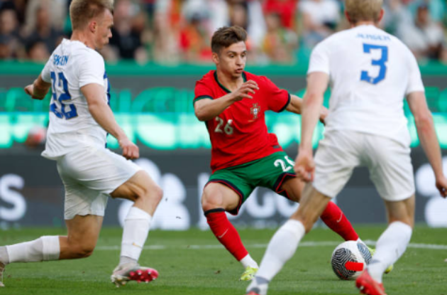 Bruno Fernandes trầm trồ trước đồng đội