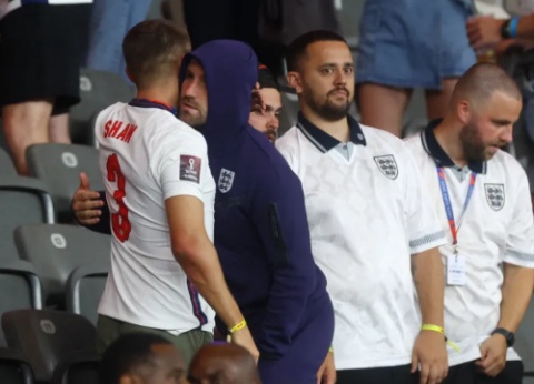 Luke Shaw buồn bã sau chung kết