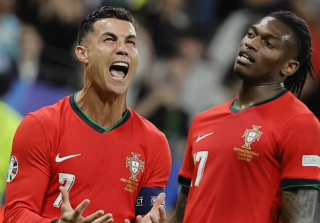CĐV: Ronaldo đang làm cái quái gì vậy?