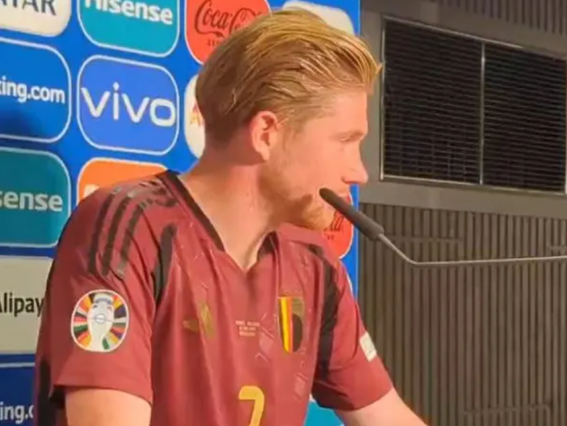 De Bruyne chửi thẳng mặt phóng viên "ngu ngốc" trong buổi họp báo
