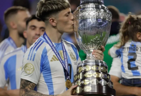 Ảnh bài viết Mac Allister khen ngợi sao Man United 