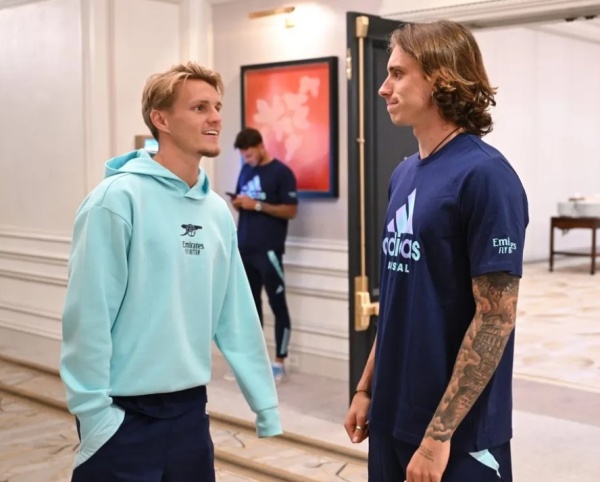 Ảnh bài viết Calafiori ở Arsenal: Trò chuyện với Odegaard; Bước ra sân tập