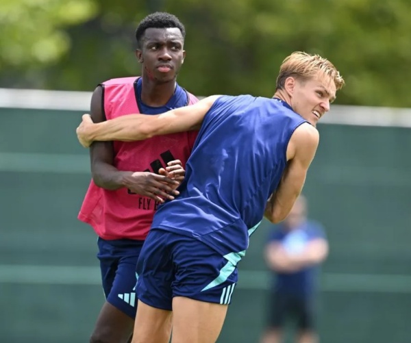 Ảnh bài viết Buổi tập của Arsenal: Calafiori xuất hiện; Odegaard 'đấu vật' với đồng đội