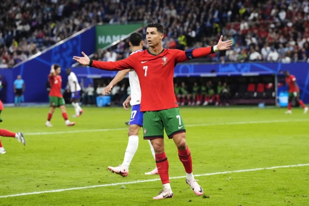 Chuyên gia đặt dấu hỏi lý do Bruno bị cho ra nghỉ thay vì Ronaldo