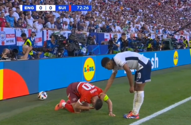 Trọng tài và Bellingham chào thua sự tinh quái của Xhaka