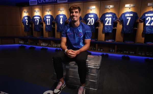 24h đầu tiên của Pedro Neto ở Chelsea 