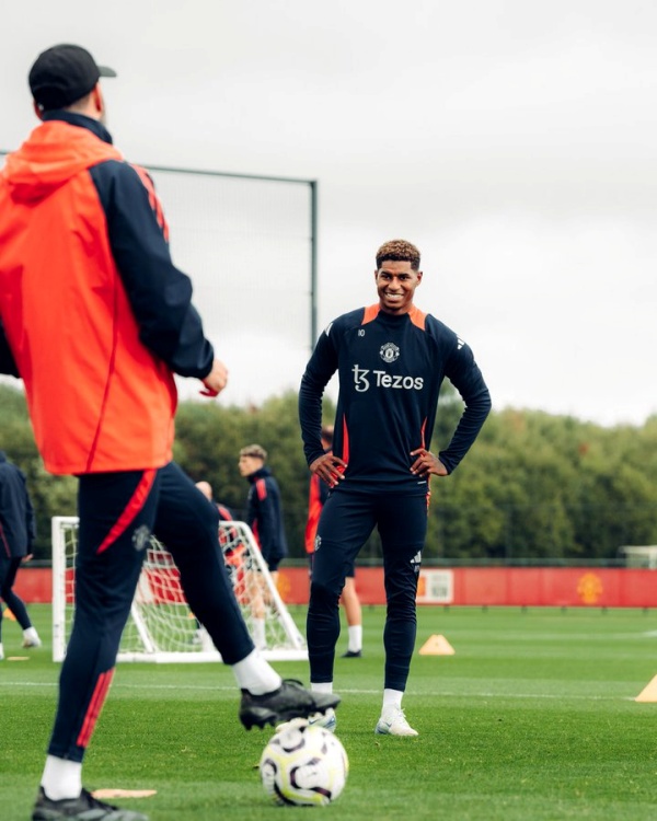 Ảnh bài viết Buổi tập của Man United: Maguire phô diễn kỹ thuật; Van Nistelrooy chỉ bảo Rashford