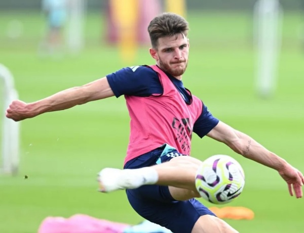 Ảnh bài viết Buổi tập của Arsenal: Rice chăm chỉ; Arteta chỉ bảo Saliba