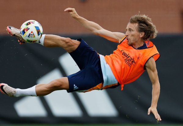 Buổi tập của Real trước trận Barca: Modric gây sửng sốt; Tân binh tập hăng say
