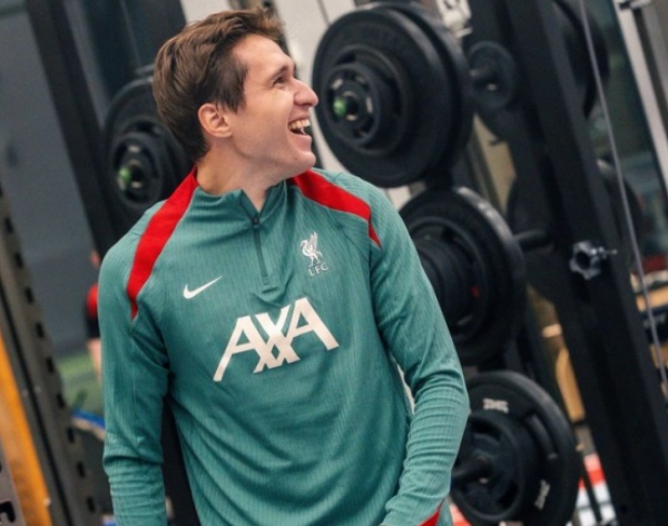 Arne Slot tiết lộ khả năng Chiesa ra sân trước Man United 